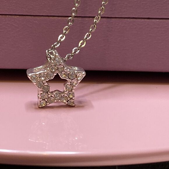 💛 Y2k Silver Tone Crystal Star Necklace - Picture 2 of 7